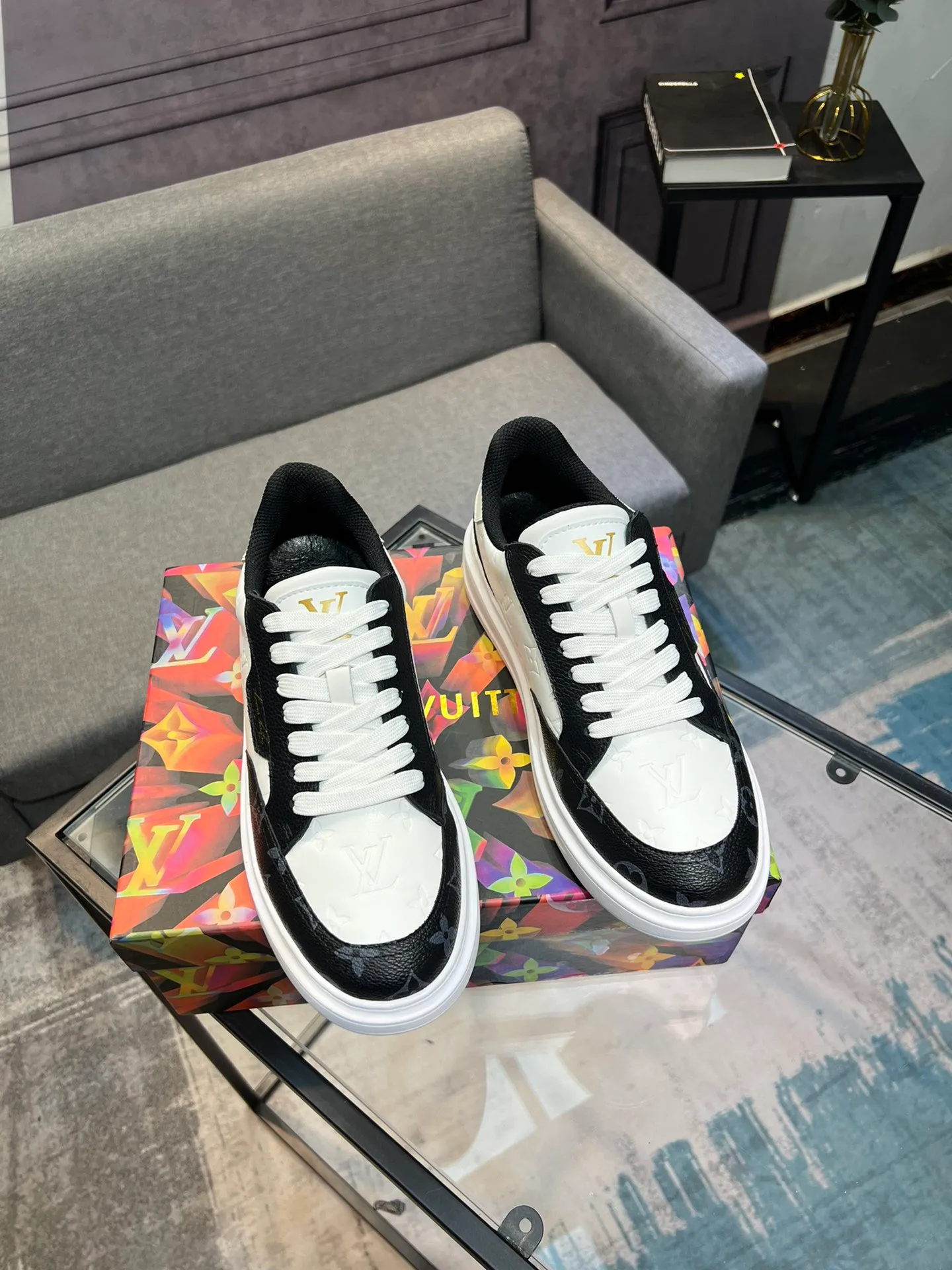 Men's Men's Shoes 💰540 LV Louis Vuitton. The latest fashionable casual shoes are popular in physical stores. The new spring and summer comfortable imported custom patent leather plus cowhide, cowhide mesh, and unique jacquard fabric element design. With sheepskin lining, Lv original base, [sun][sun] high-end packaging and high quality💪Details determine quality, welcome to compare🇮🇹Code number 38-44, 45 can be customized